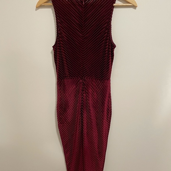 Super Down “Shay Chevron Bodycon Dress” in Burgundy - Picture 3 of 4
